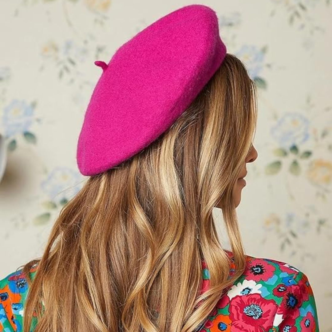 Kvinde set bagfra i profil bærer pink baret med blomstret top og langt hår 18