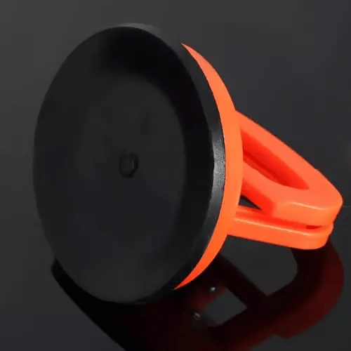 Orange sugekop set skråt bagfra, hvor den runde sorte gummiflade, som sætter sig fast på overfladen, tydeligt ses. 3