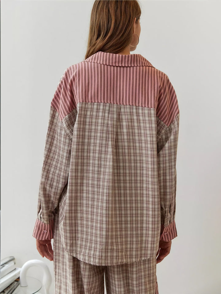 Model set bagfra i ternet pyjamasskjorte med lyserød stribet overdel på ryggen, krave og manchetter med knap. 8