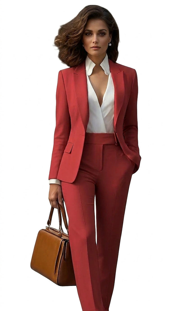 Model i rødt sæt med enkeltradet blazer og bukser med lige ben, hvid skjorte og brun håndtaske i hånden. 1