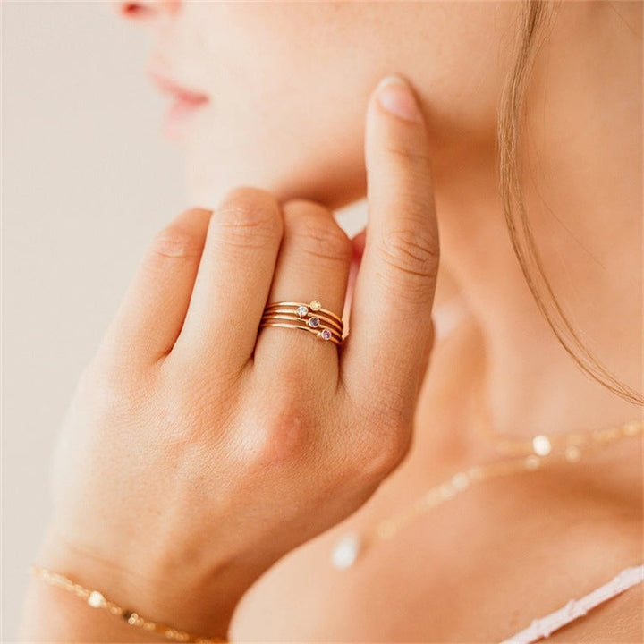 Frau mit goldenen Ringen, zarte Schmuckstücke, elegantes Design, Nahaufnahme, Modeaccessoire.