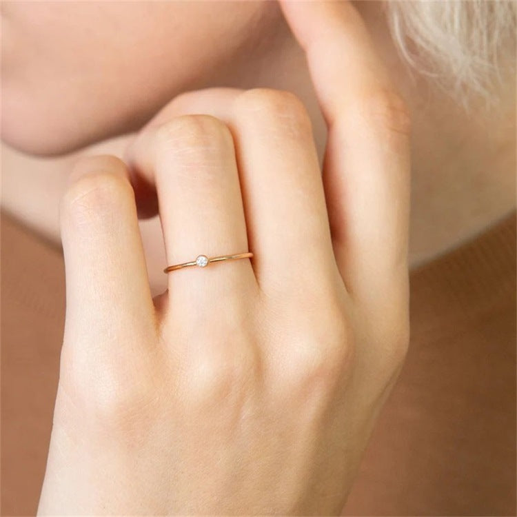 Dünner Goldring mit kleinem Diamanten, eleganter Schmuck, minimalistisch, Damenring.