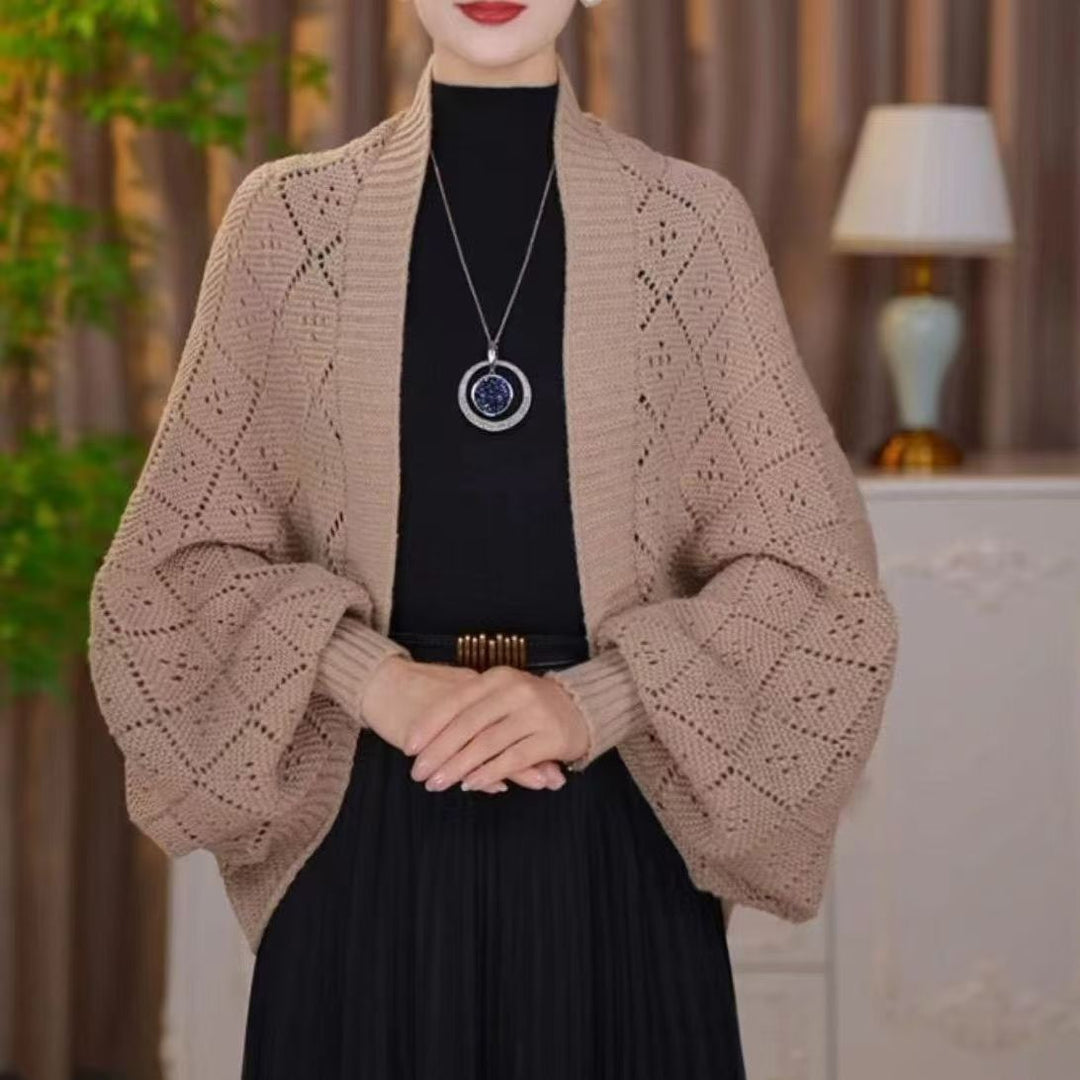 Model i beige-brun sjalcardigan med åbent rudemønster og ribkant, stylet med sort top og nederdel 5
