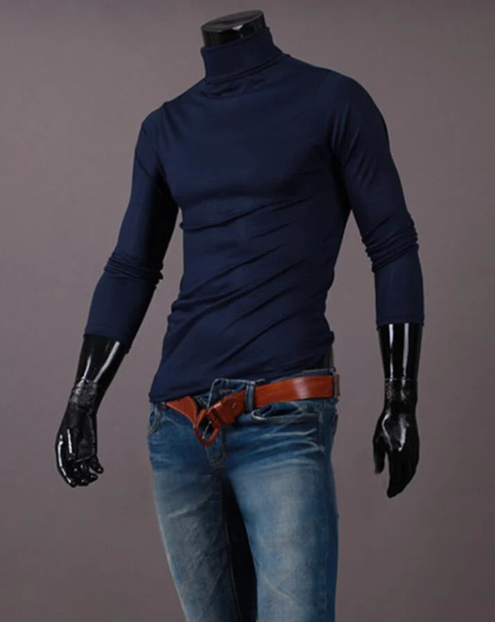 Marineblå trøje med høj hals på mannequin, kombineret med jeans og brunt læderbælte 13