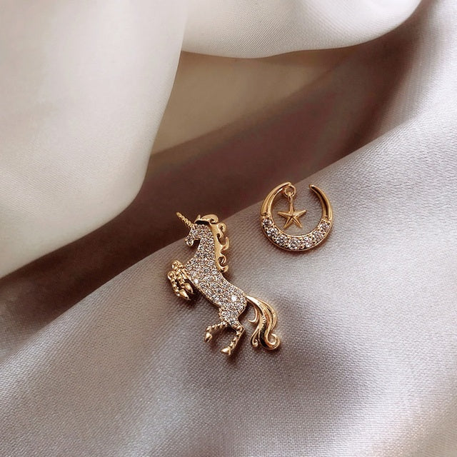 Goldene Einhorn- und Mond-Ohrringe mit Strasssteinen auf Seide, modische Damenaccessoires.