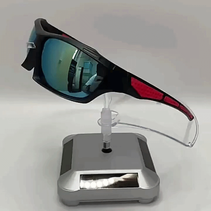 Sportsbrille med spejlede glas og røde stænger på en gennemsigtig holder oven på en drejefod 4