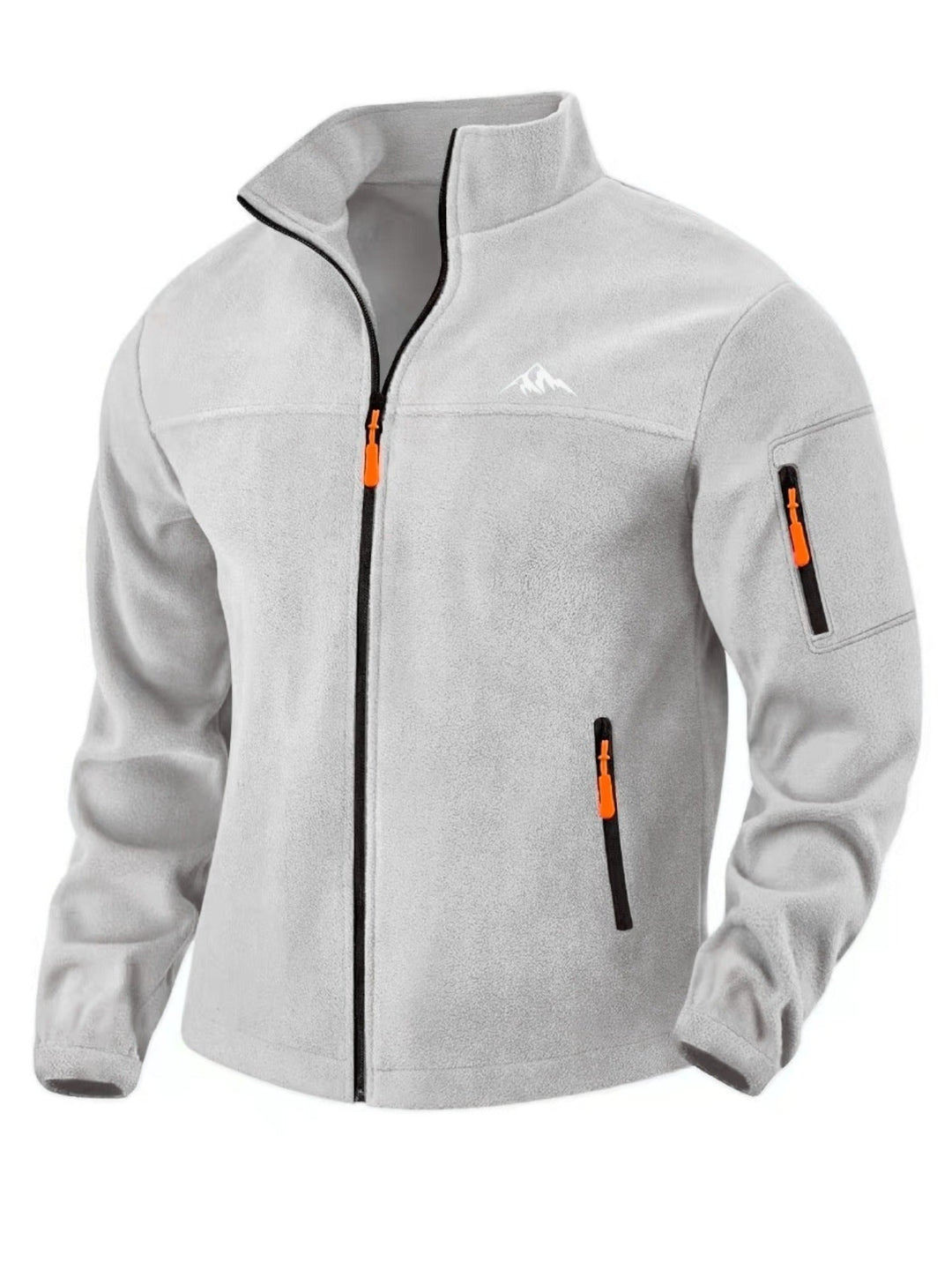 Lysegrå fleecejakke set forfra med opretstående krave, fuld lynlås, orange lynlåstrækkere og lynlåslomme på overarmen. 3