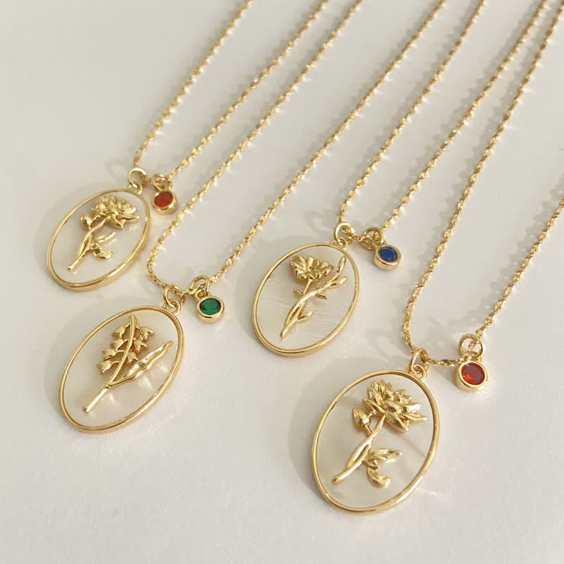 Goldene Halsketten mit Blumenanhänger und farbigen Edelsteinen, Schmuck, Modeaccessoire.