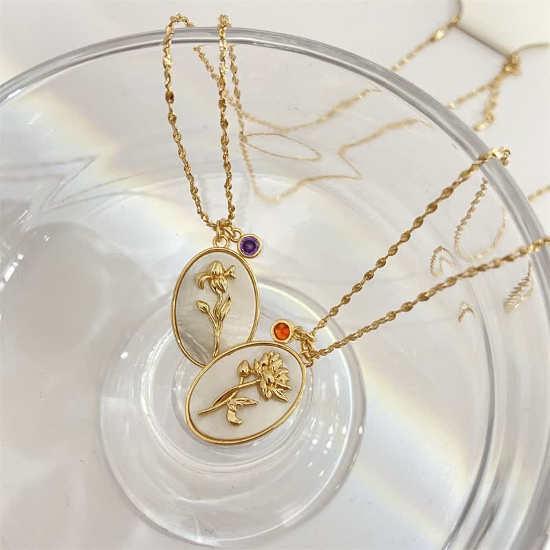 Goldene Halsketten mit Blumenanhänger, Amethyst und Citrin, Schmuckdesign, elegantes Accessoire.