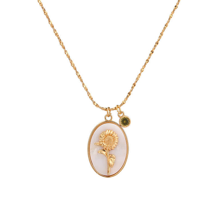 Goldene Halskette mit Sonnenblumen-Anhänger, elegantes Schmuckstück, Damenaccessoire.