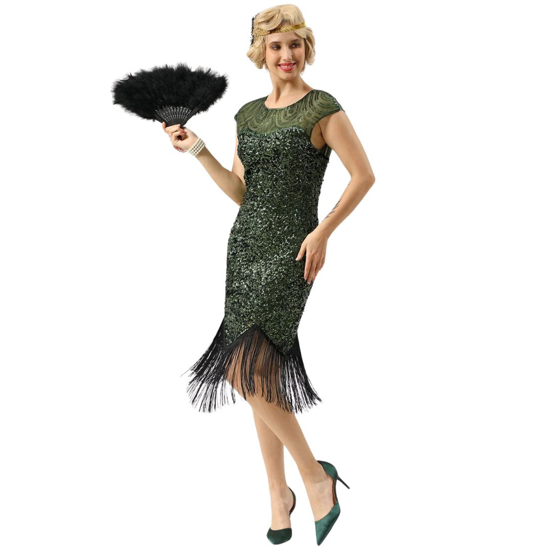 Frau im grünen Paillettenkleid mit Fransen, hält schwarzen Fächer, 1920er Jahre Stil.