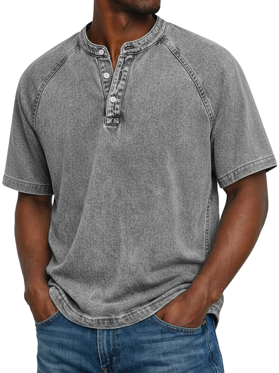 Mand i grå vasket Henley-T-shirt med raglanærmer og knaplukning ved halsen, båret med blå jeans. 4