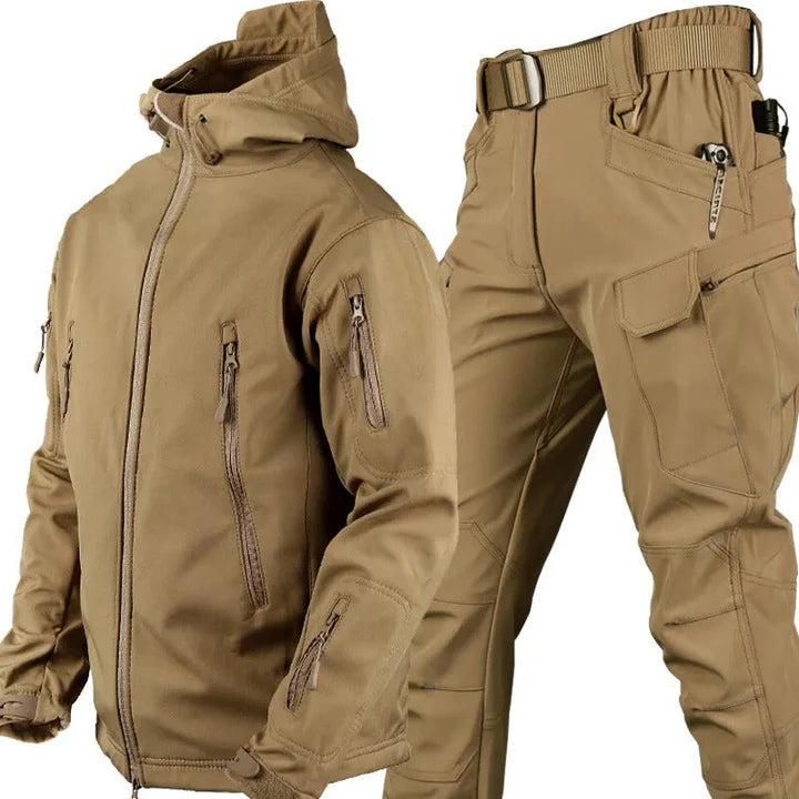 Sæt med jakke og cargobukser i sandbrun khaki, vist side om side med lynlåslommer og klaplommer på låret. 2