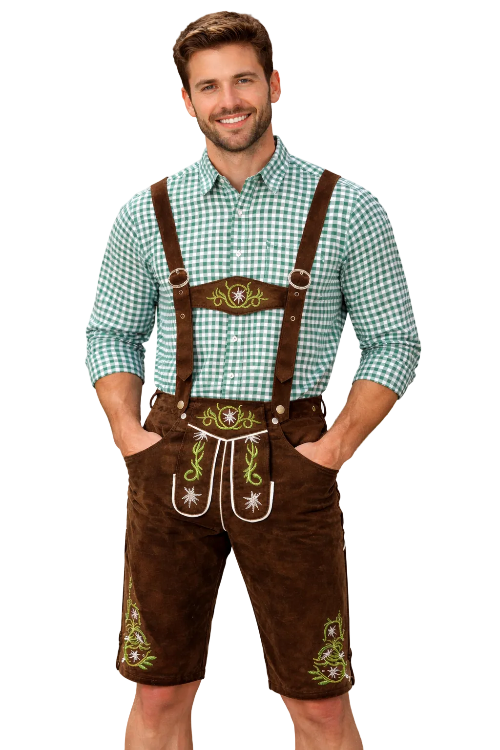 Smilende model i mørkebrune lederhosen med grønne og hvide broderier, seler og grøn tern skjorte, set forfra mod hvid baggrund. 1