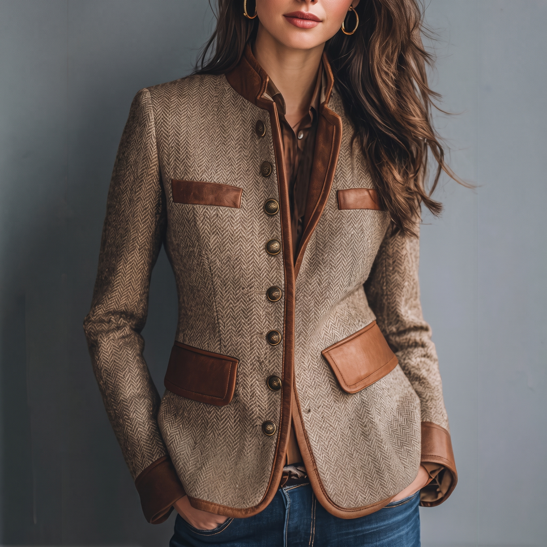 Model i brun tweedjakke med guldfarvede knapper og kunstlæderlommer, krave og manchetter, til jeans og brun bluse, set forfra. 1