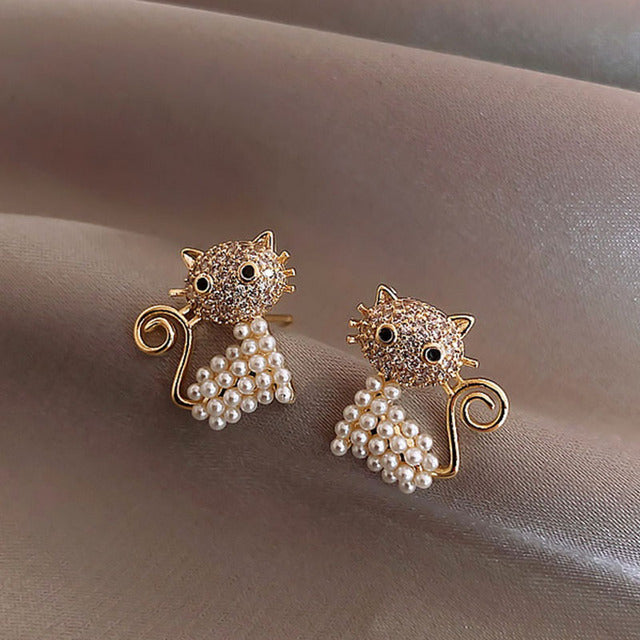 Goldene Katzen-Ohrringe mit Strass und Perlen, modischer Schmuck für Damen.
