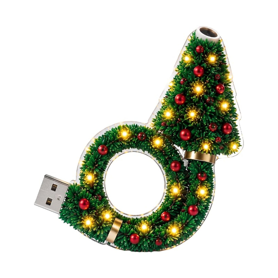 Juletræsformet USB-lampe med grønne grene, røde kugler og varme lysdioder, vist frit mod hvid baggrund med USB-stikket til venstre. 1