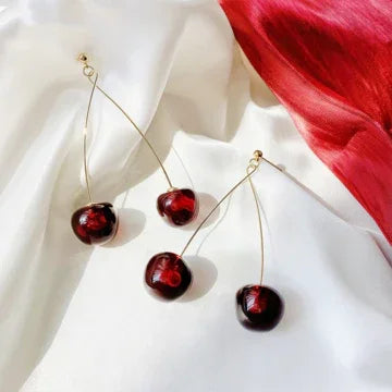 Kirschohrringe aus Gold, rot, elegant, Modeschmuck, Damenaccessoire, Geschenkidee.