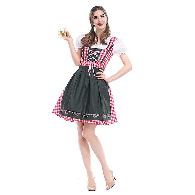 Model i rødternet dirndl med mørkegrøn forklæde og snøring foran, med et glas øl i hånden, set forfra. 1