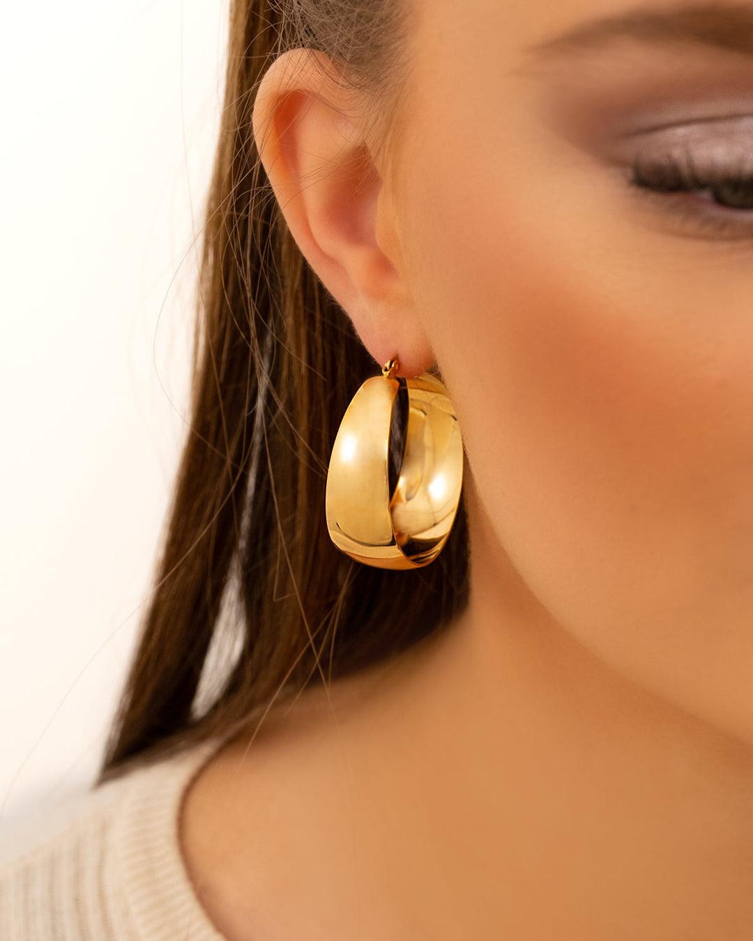 Goldene Statement-Ohrringe, große Creolen, glänzend, modisch, Damenaccessoire.