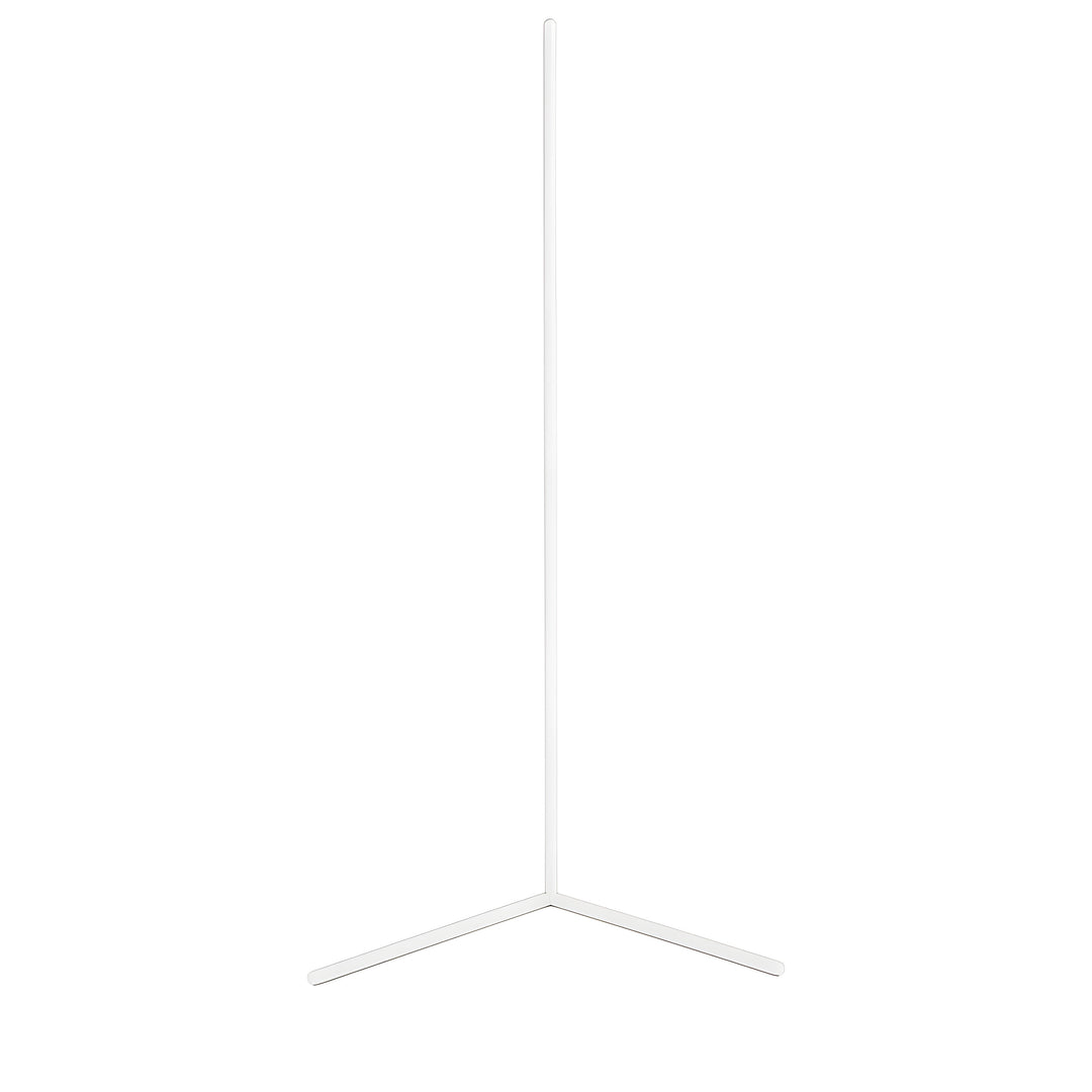 Hvid hjørnegulvlampe med to korte fødder, vist frit på hvid baggrund, slukket. 8