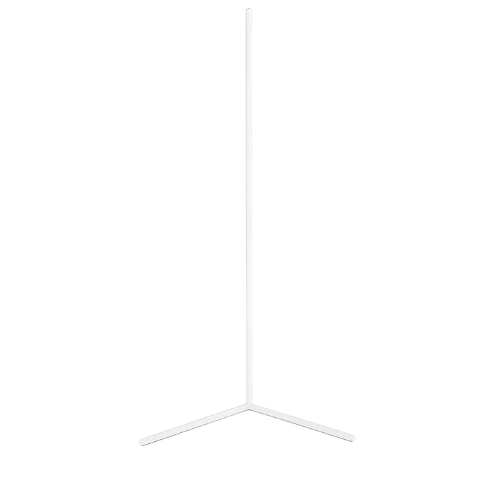 Hvid hjørnegulvlampe med to korte fødder, vist frit på hvid baggrund, slukket. 8