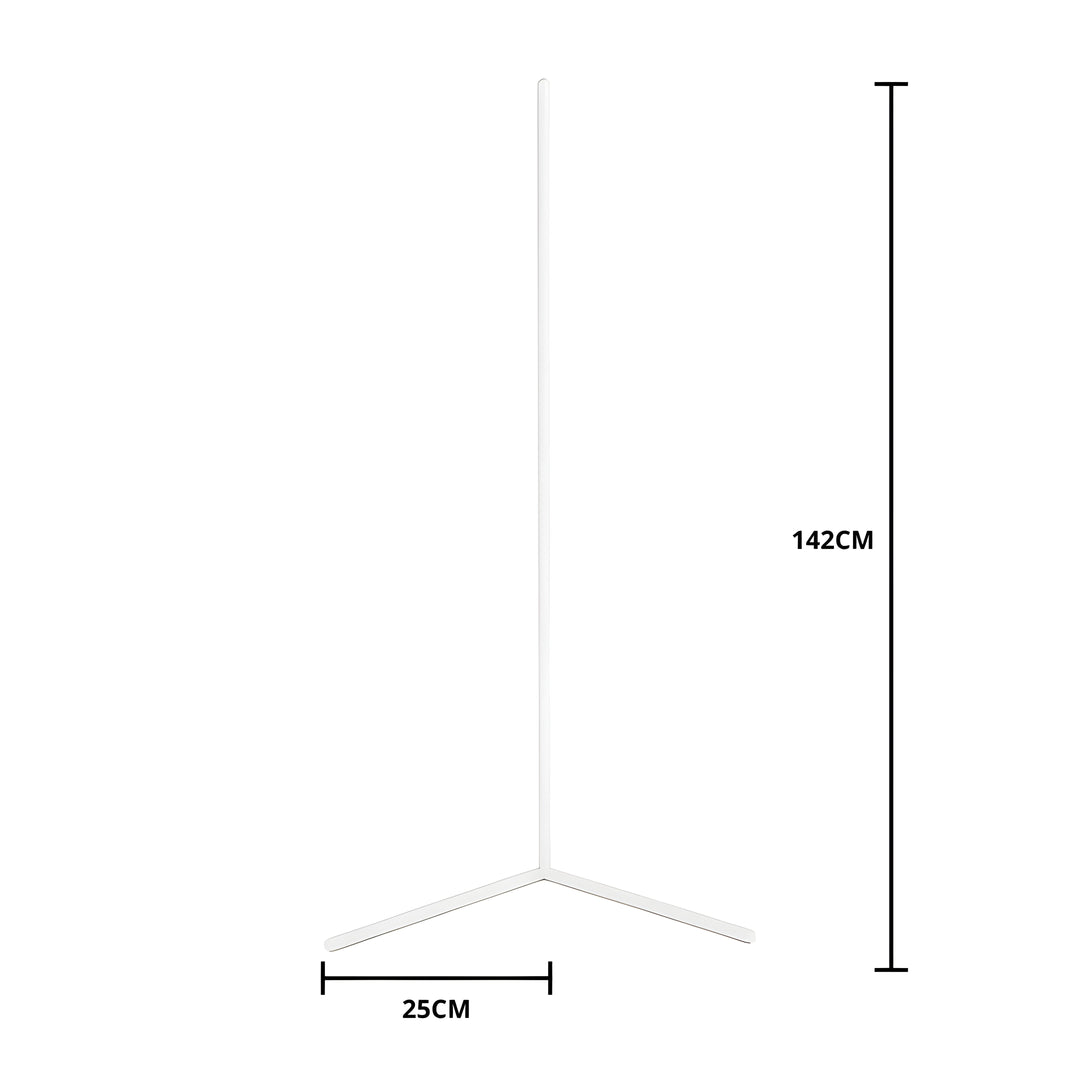 Hvid hjørnelampe på hvid baggrund med mål angivet: 142 cm i højden og 25 cm på hver fod. 10