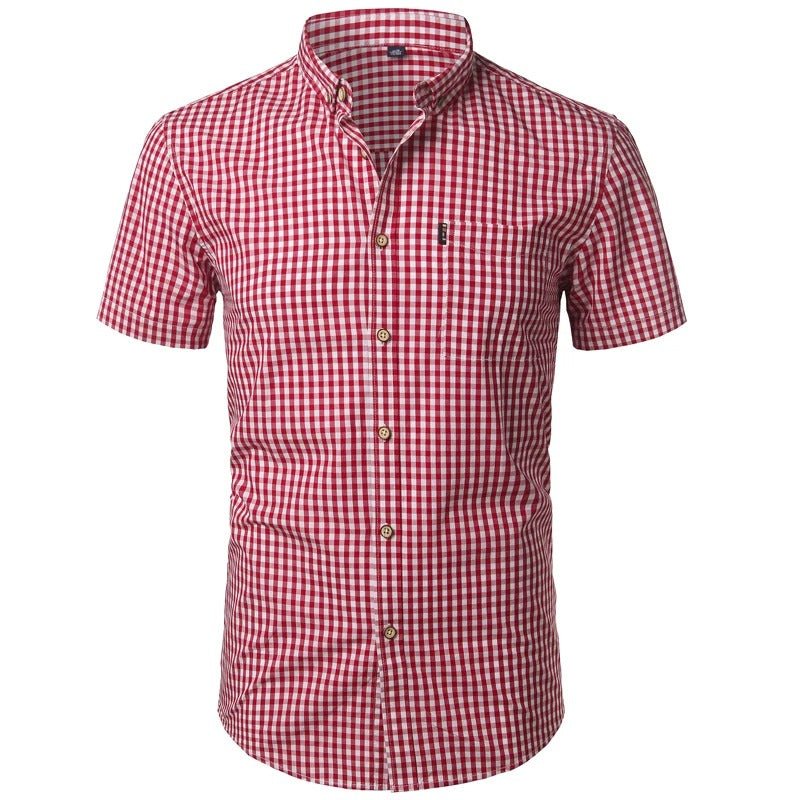 Rød og hvid ternet skjorte set forfra med knapper, brystlomme og button-down-krave 16