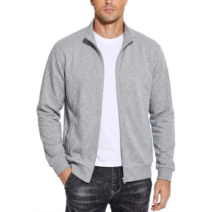 Mand i lysegrå melange sweatshirtjakke med åben lynlås over hvid t-shirt, set forfra med hånden i lommen. 7