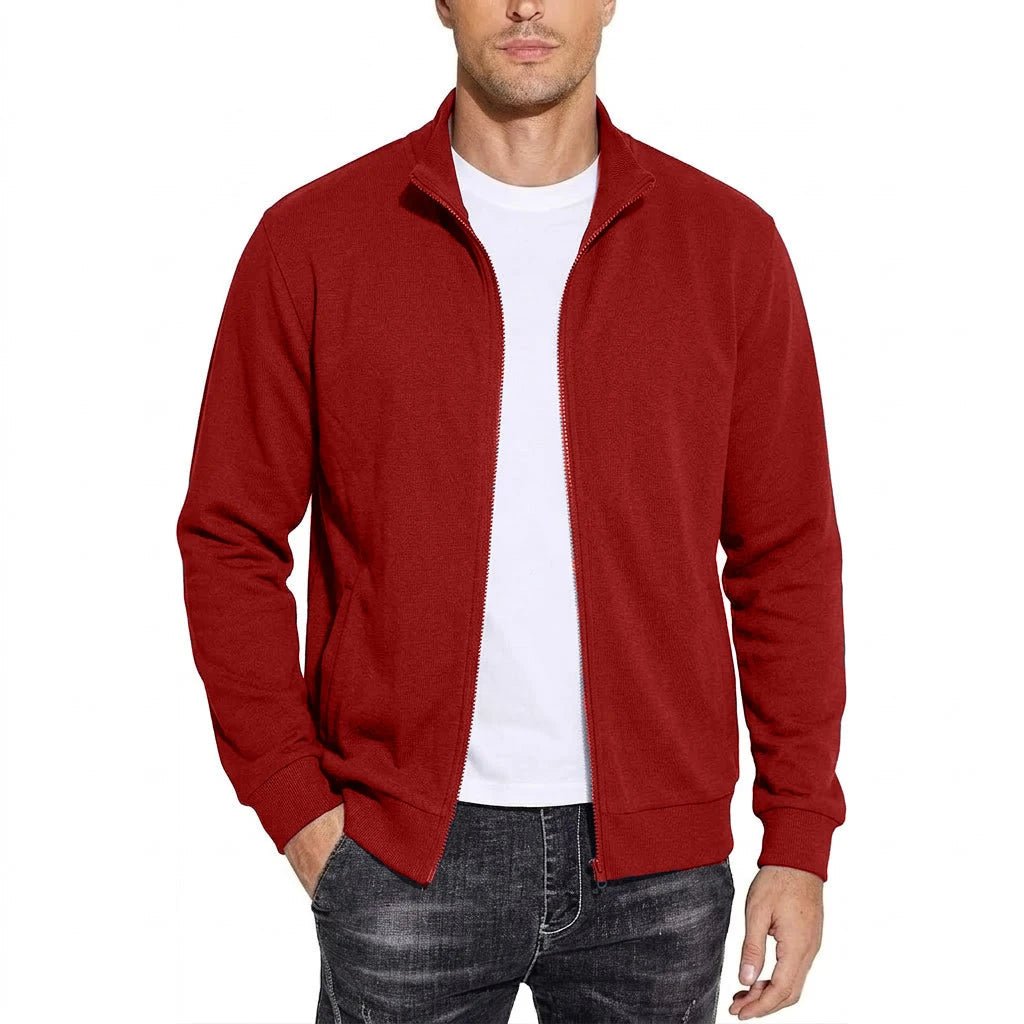 Mand i rød sweatshirtjakke med åben lynlås og ribkanter, båret over hvid t-shirt og mørke jeans. 4
