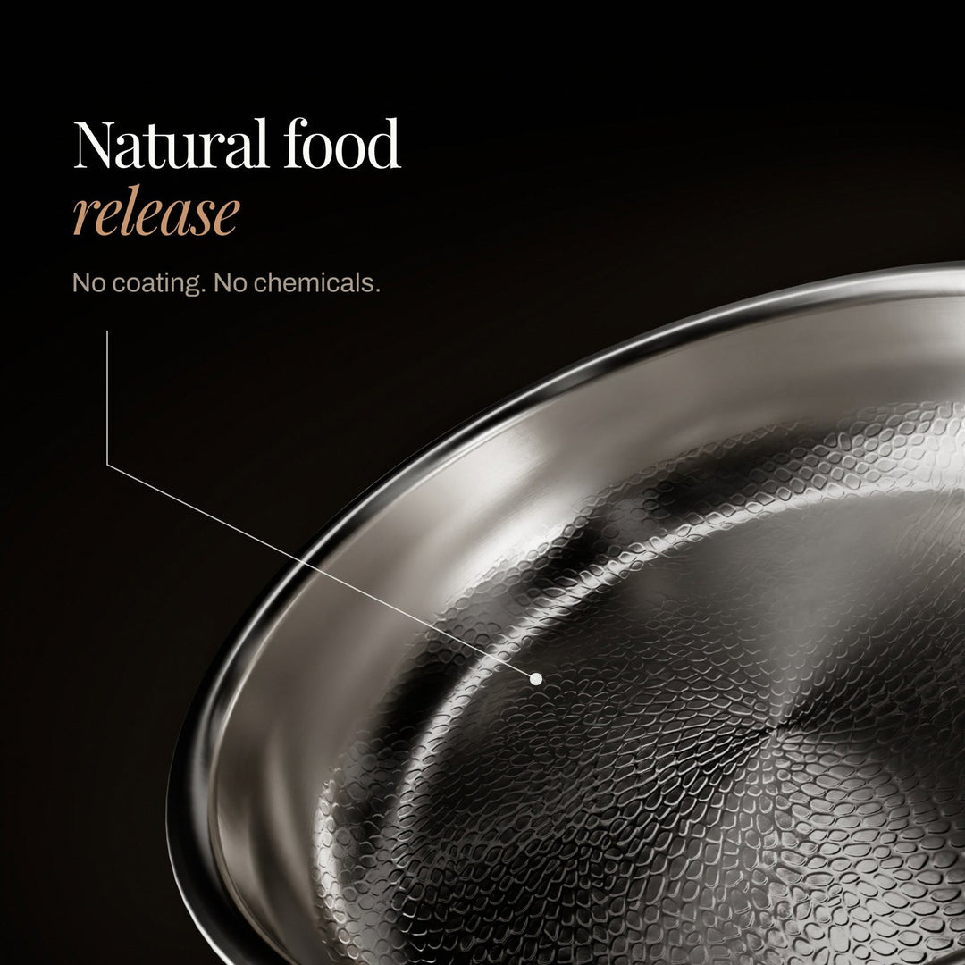 Nærbillede af den hamrede stegeflades skællignende struktur og den blanke kant, som viser en overflade uden belægning. 4