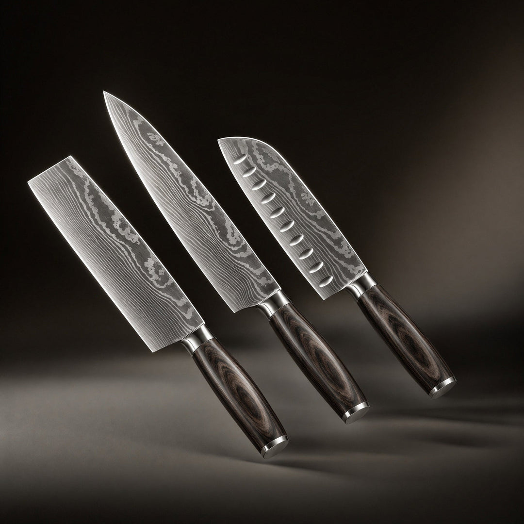 De tre knive svæver skråt mod mørk baggrund med bølgemønstrede stålblade og mørke trækasser med metalendestykker. 1