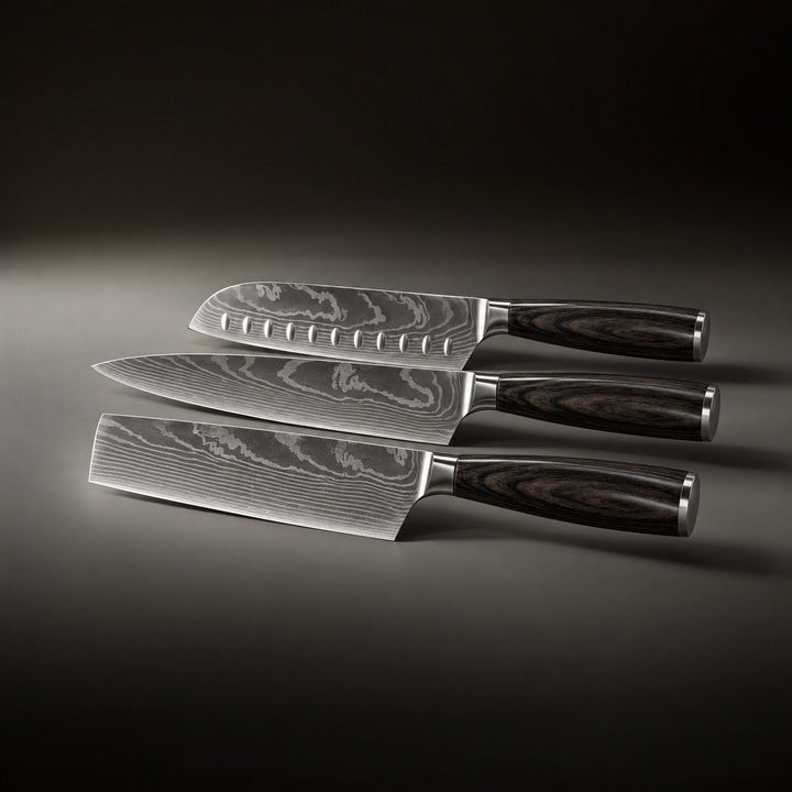 Tre knive ligger på række på en mørk flade: santoku med fordybninger, kokkekniv og kinesisk hakkekniv med træskaft. 2