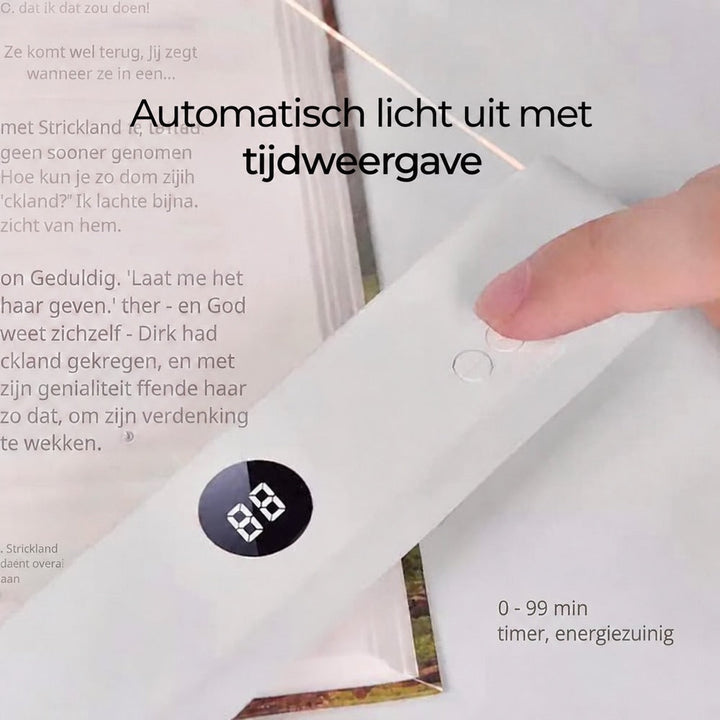 Finger trykker på timerknapperne ved displayet på lampen, som ligger på en åben bog 9