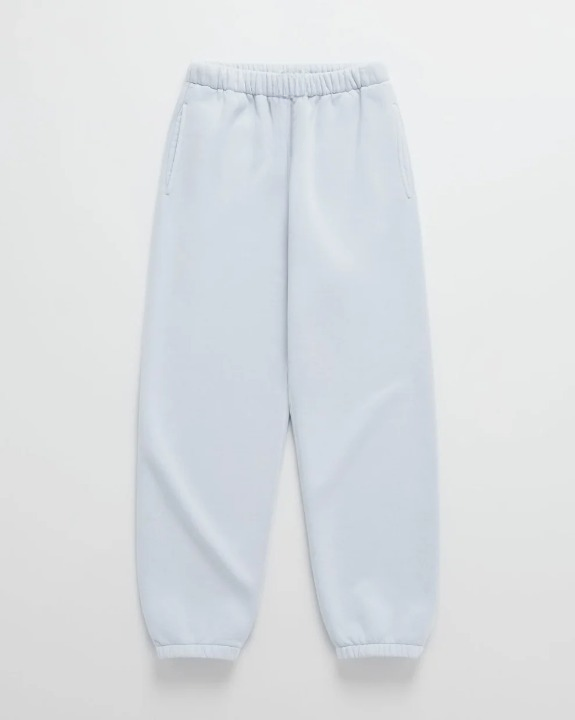 Lyseblå sweatpants med elastisk talje, sidelommer og elastik forneden på benene, vist fladt forfra. 9