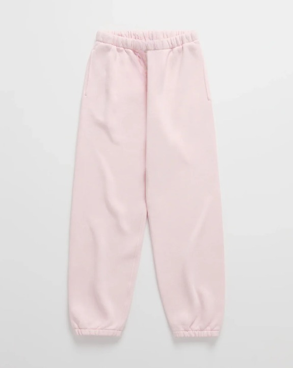 Lyserøde sweatpants med elastisk talje, sidelommer og elastik forneden på benene, vist fladt forfra. 8