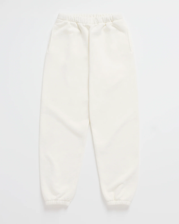 Råhvide sweatpants med elastisk talje, sidelommer og elastik forneden på benene, vist fladt forfra. 7