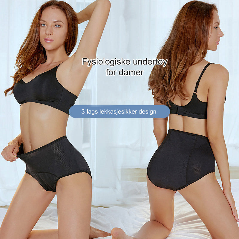 Model i sort bh og sorte højtaljede trusser set forfra og bagfra, siddende på en seng i lyst soveværelse. 1