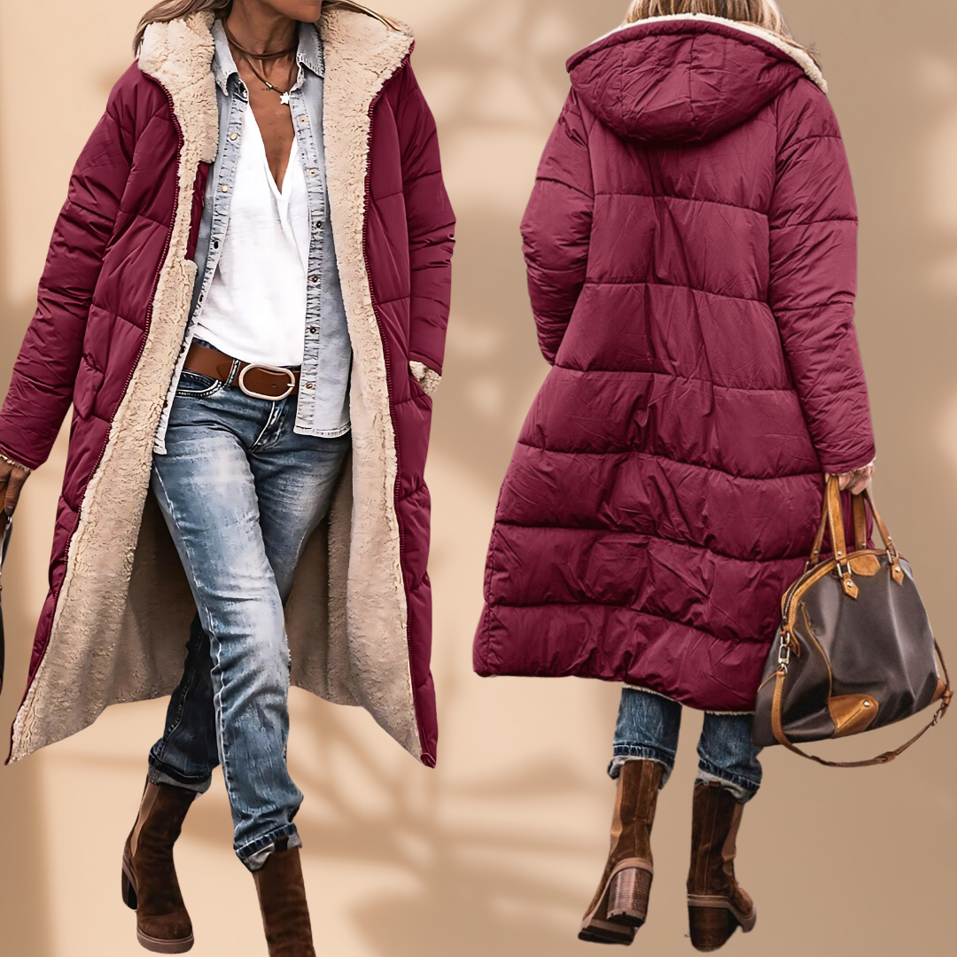 Lang vinrød quiltet jakke med lyst teddyfor, set forfra åben over denimskjorte og bagfra med hætte, båret af en model. 1
